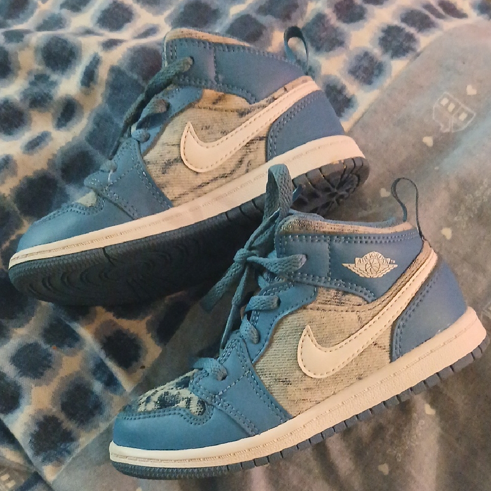 Nike Jordan 1 Mids " Washed Denim" Sizr 9C